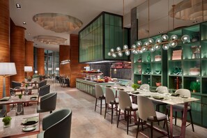 2 restaurants; breakfast, lunch, and dinner served - The Ritz-Carlton Beijing Financial Street (Beijing)