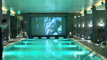 Una piscina techada