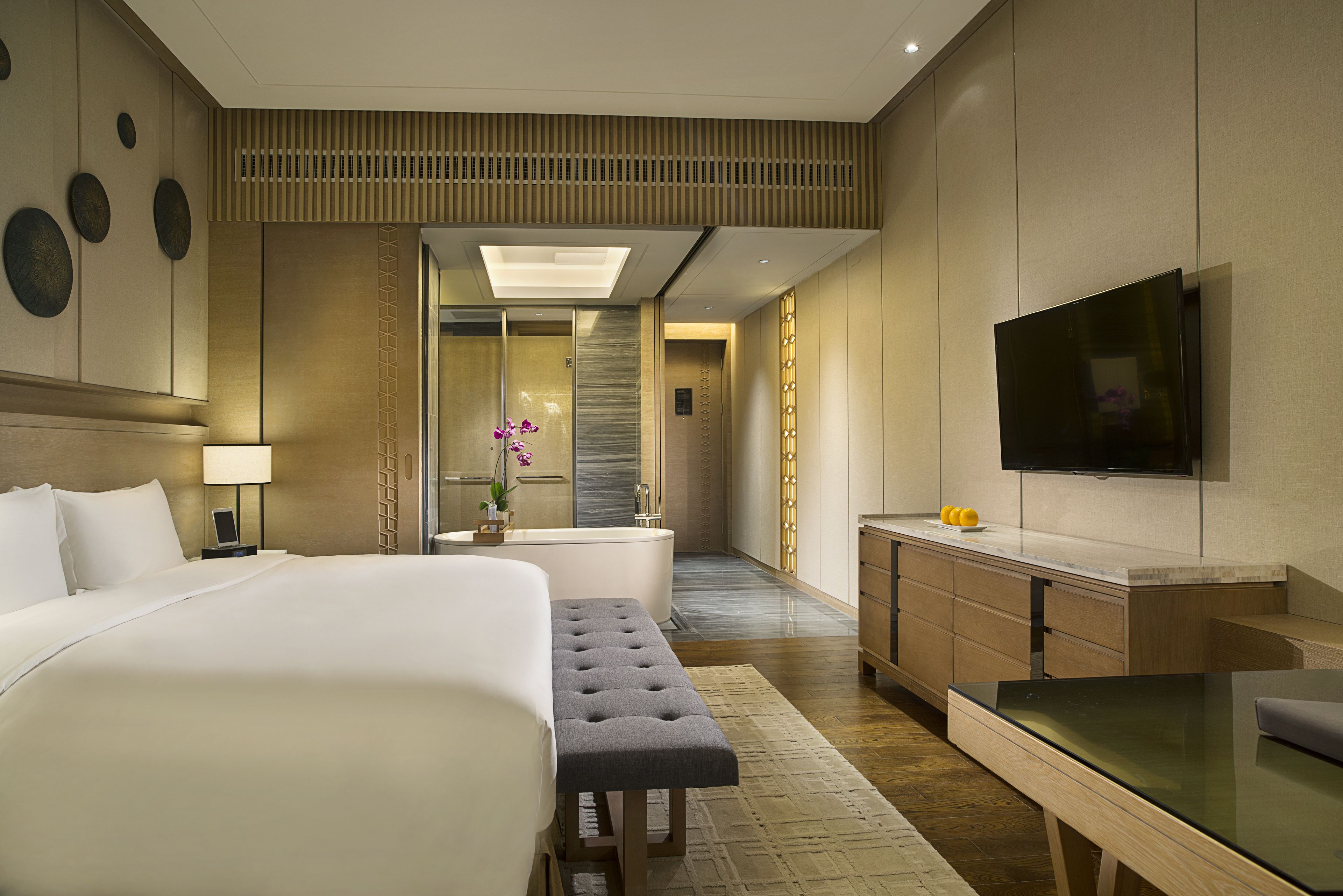 Superior Room, 1 Queen Bed | Premium bedding, free minibar, in-room safe, desk