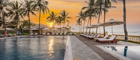 Außenpool, geöffnet von 06:00 Uhr bis 22:00 Uhr, Sonnenschirme