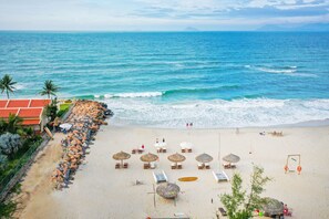 Private beach, beach umbrellas, beach towels, beach volleyball - Victoria Hoi An Beach Resort & Spa (Da Nang)