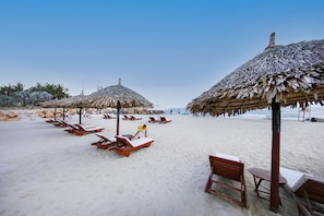 Private beach, beach umbrellas, beach towels, beach volleyball - Victoria Hoi An Beach Resort & Spa (Da Nang)
