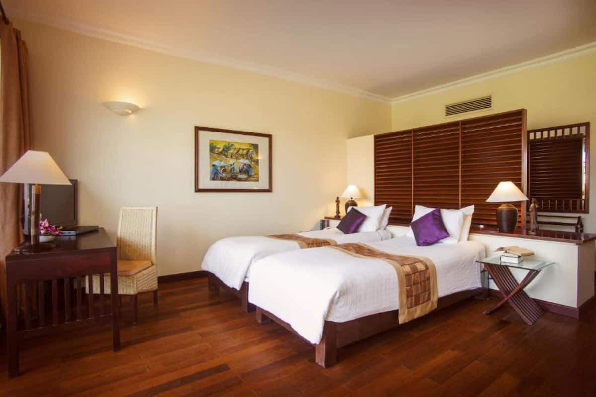 Chambre Deluxe avec lits jumeaux, vue jardin | 1 chambre, minibar, coffres-forts dans les chambres, bureau