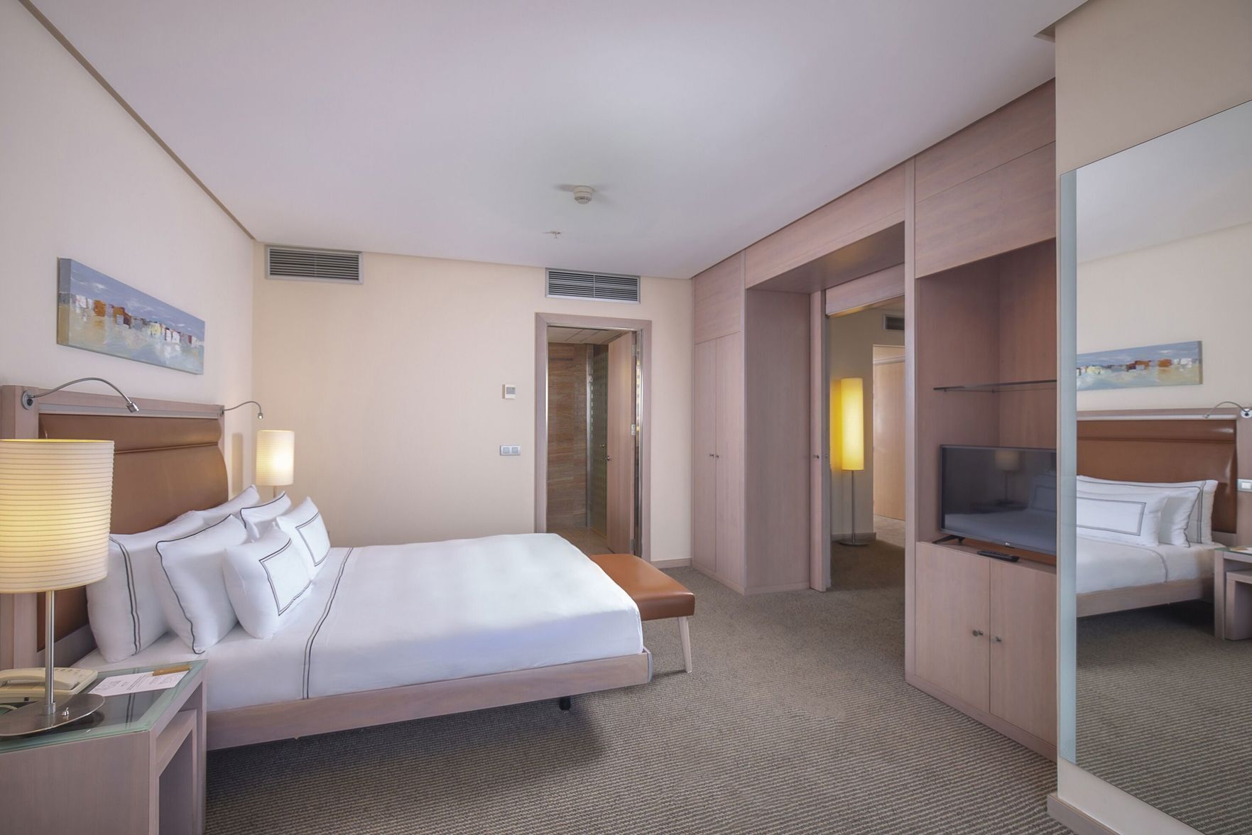 Minibar, caja de seguridad en la habitación y escritorio 