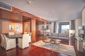 The Level Penthouse Suite | Minibar, safe på rommet, skrivebord og blendingsgardiner