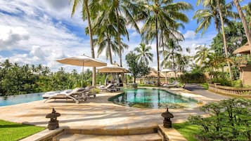 Kolam renang outdoor, dengan payung kolam renang dan kursi berjemur