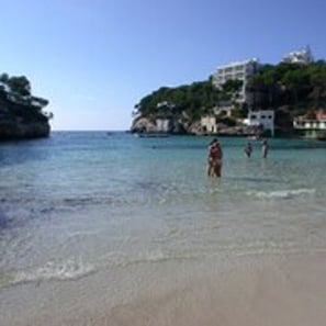 Beach nearby, white sand, sun loungers, beach umbrellas - Hotel Pinos Playa (Santanyi)
