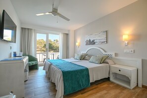 Planxa i posts de planxar, wifi gratuïta i roba de llit 