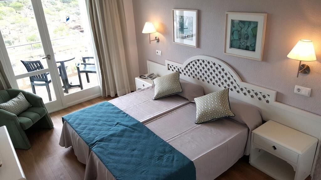 Tabla de planchar con plancha, wifi gratis, ropa de cama