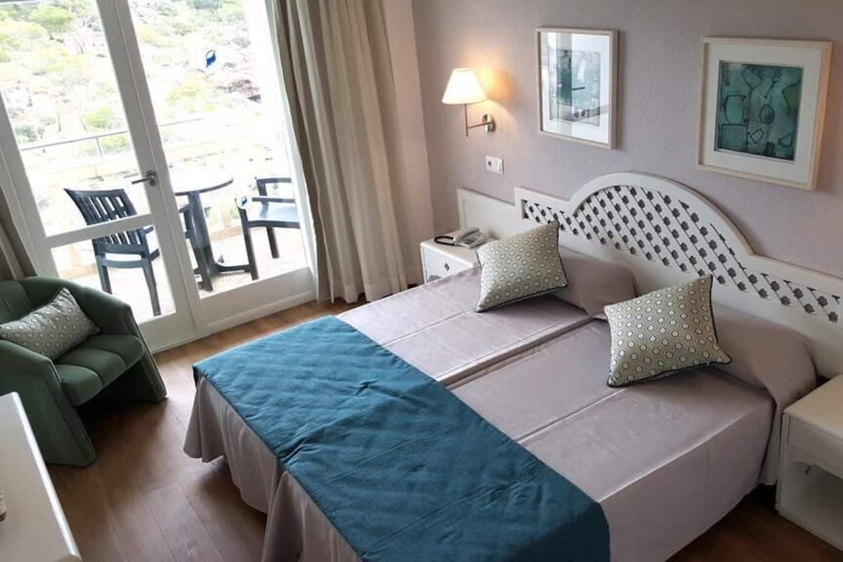Iron/ironing board (on request), WiFi (free), bed sheets