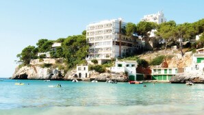 Un bâtiment situé sur la côte, doté de nombreux balcons donnant sur la mer.