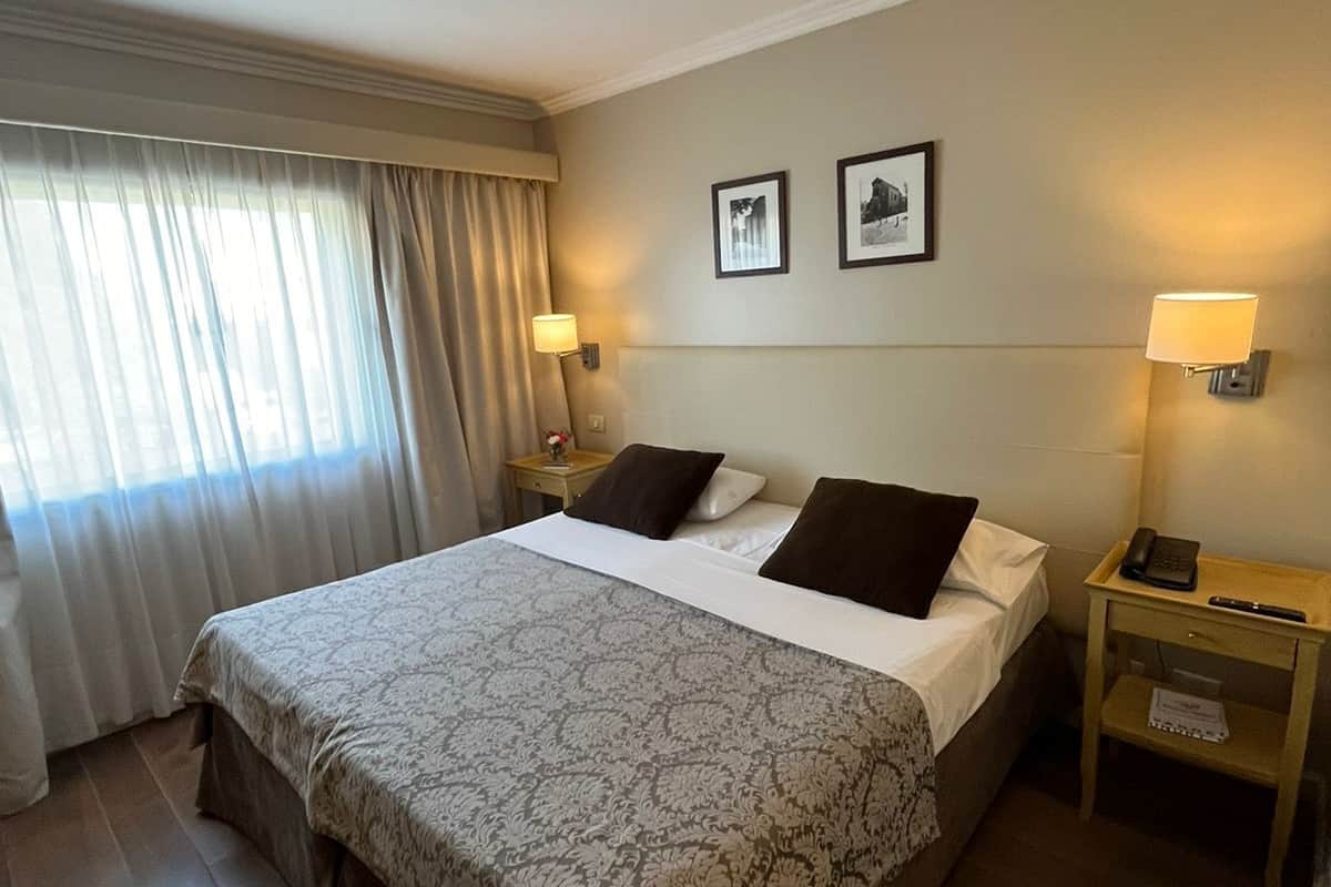 Kamar Double Klasik | Seprai premium, selimut bulu angsa, bantalan ekstra lembut, dan minibar