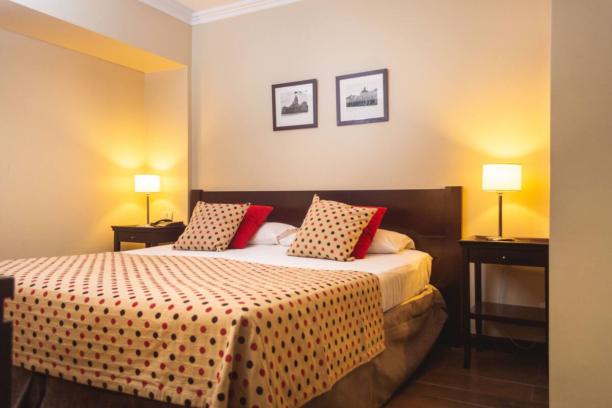 Seprai premium, selimut bulu angsa, bantalan ekstra lembut, dan minibar
