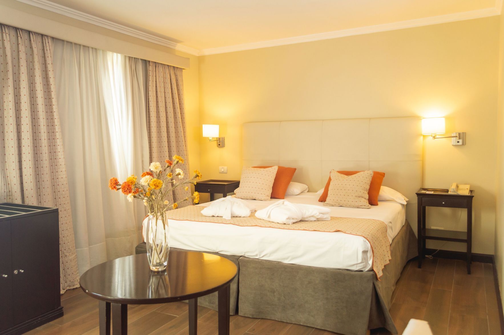 Luxe beddengoed, donzen dekbedden, pillowtop-bedden, een minibar