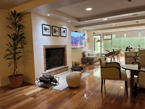 32-inch LCD TV with cable channels, TV - Kenton Palace Bariloche (San Carlos de Bariloche)