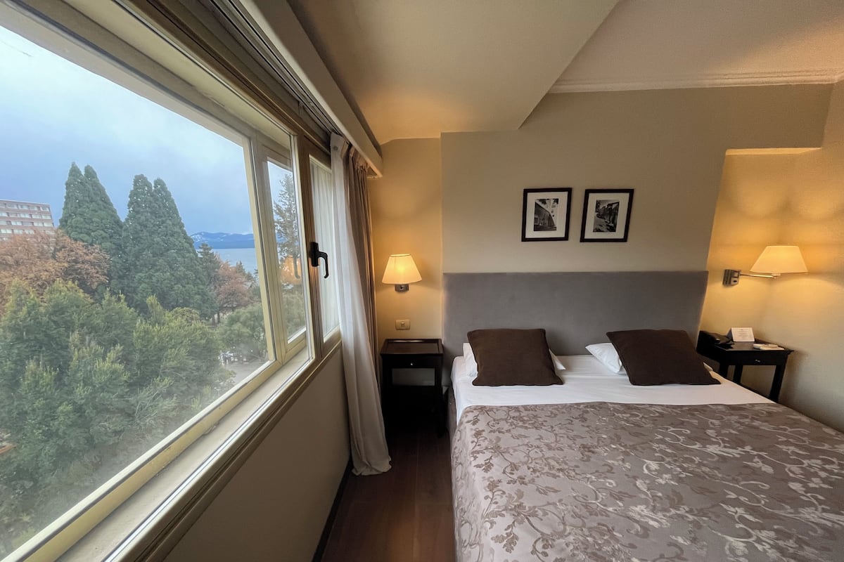 Kamar Keluarga | Seprai premium, selimut bulu angsa, bantalan ekstra lembut, dan minibar
