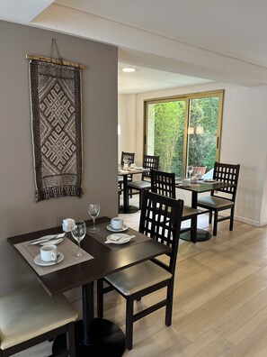 Petit déjeuner complet compris tous les jours