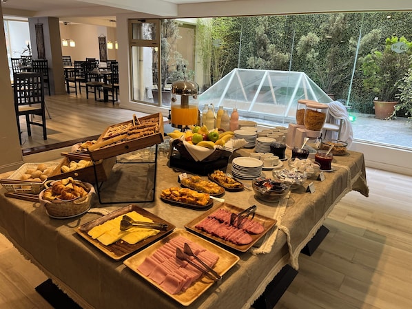 Free daily full breakfast - Kenton Palace Bariloche (San Carlos de Bariloche)