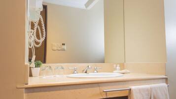 Studio | Bathroom | Shower, towels