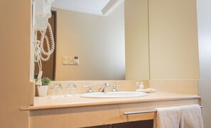 Estudio | Baño | Tina y toallas