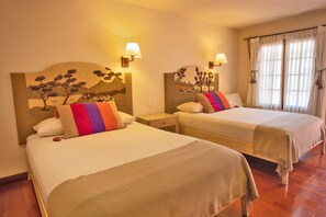 In-room safe, individually decorated, desk, laptop workspace - Hotel Rosario La Paz (La Paz)