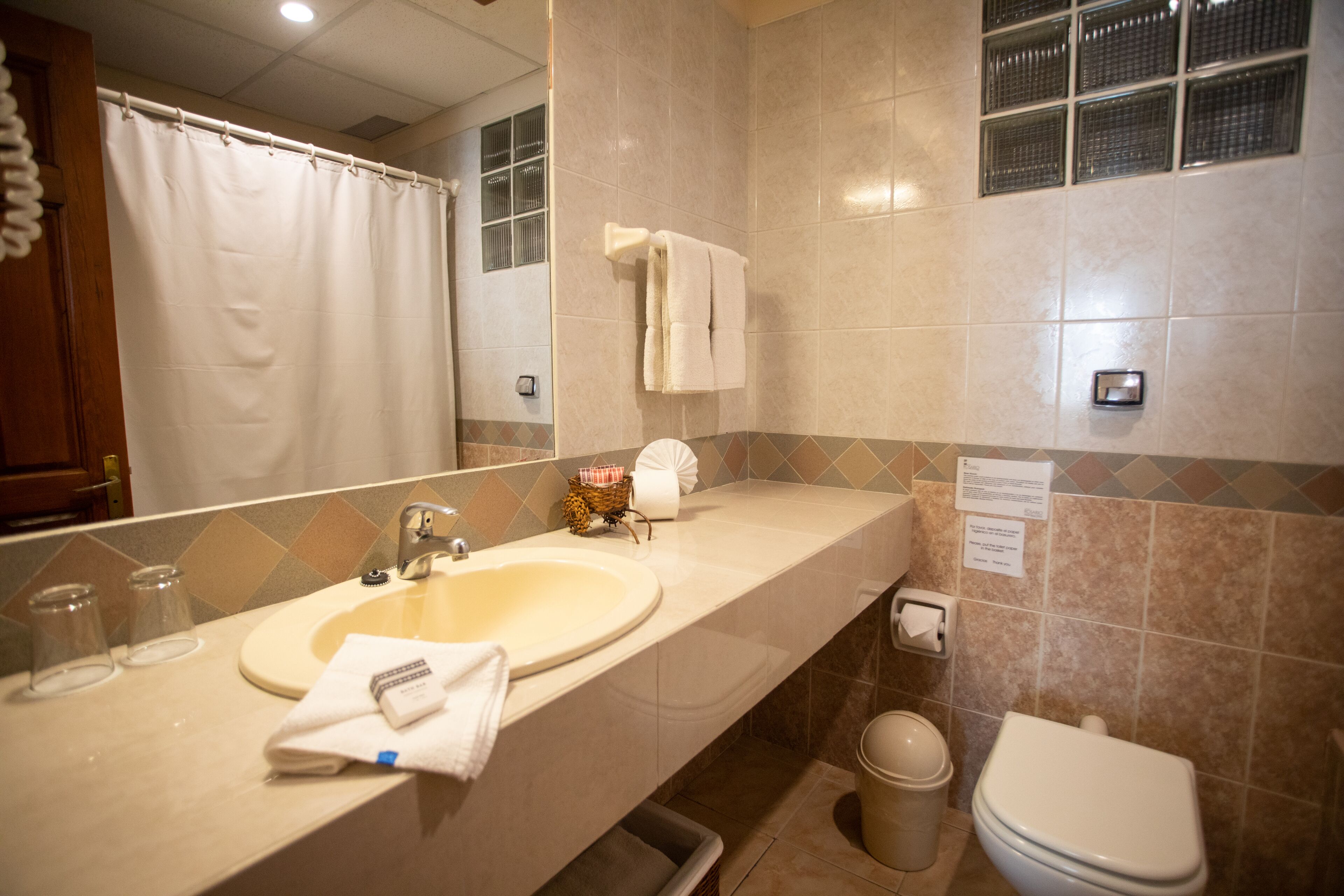 habitación matrimonial - cama king | bathroom | rainfall showerhead, free toiletries, hair dryer, towels