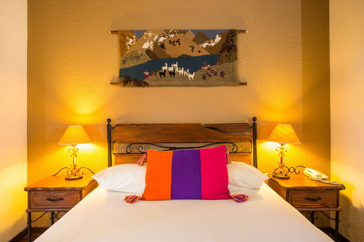 habitación simple queen - vista a la calle | in-room safe, individually decorated, desk, laptop workspace