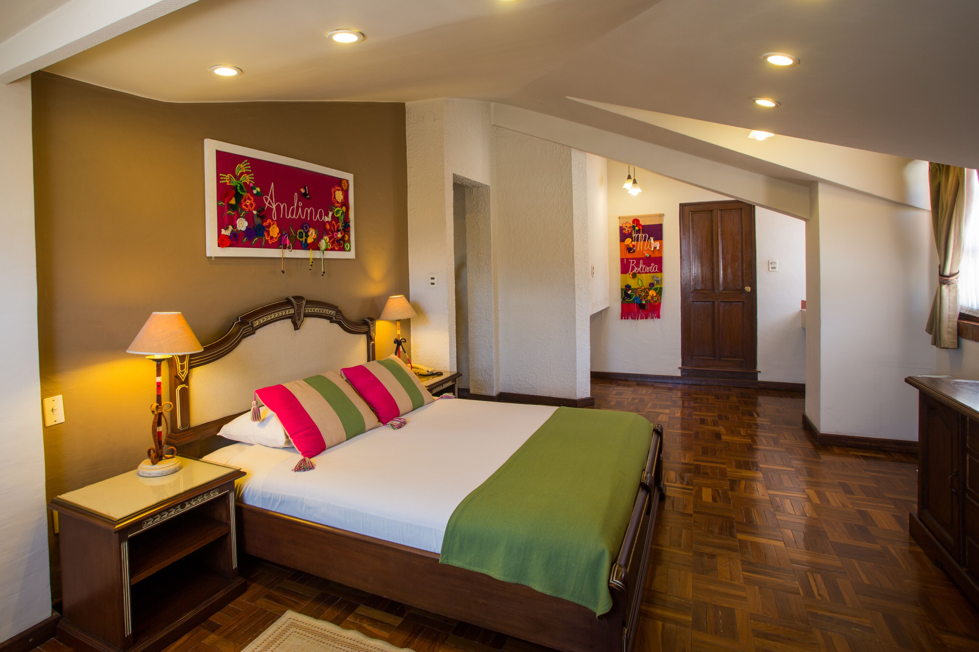 Familieværelse - 2 soveværelser | Pengeskab på værelset, individuelt design, skrivebord