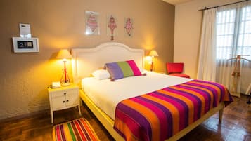 Habitación Matrimonial - Cama King | Värdeförvaringsskåp på rummet, individuell inredning och skrivbord