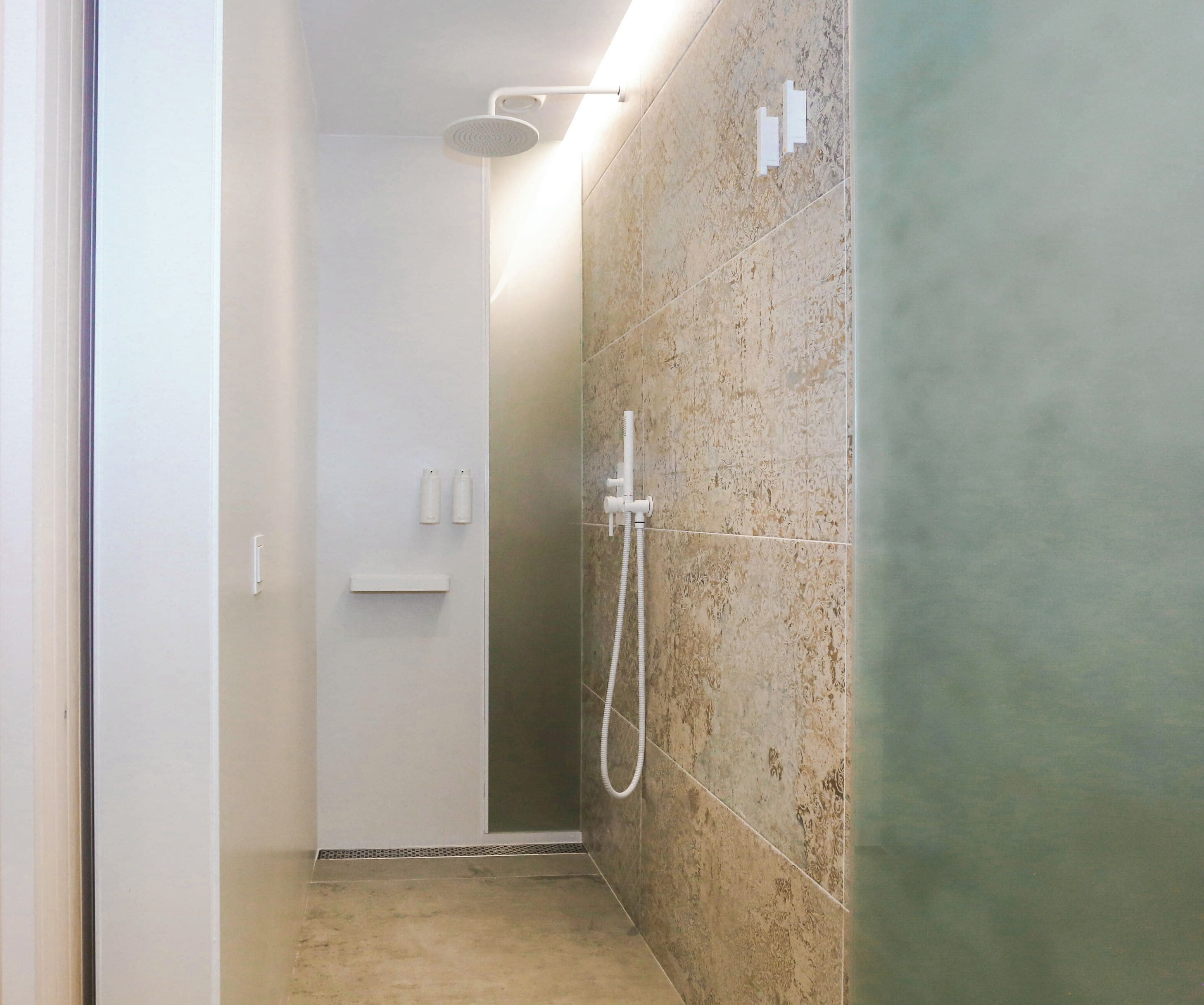 shower, rainfall showerhead, free toiletries, hair dryer