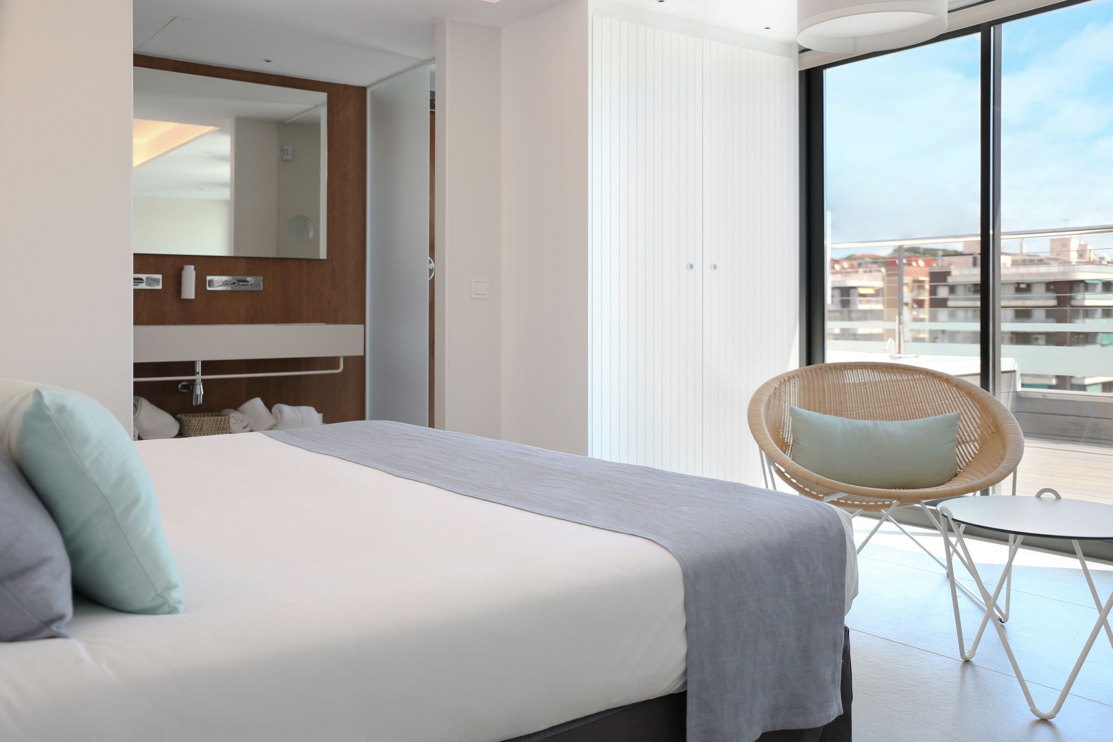 deluxe double room, hot tub | minibar, in-room safe, individually decorated, individually furnished