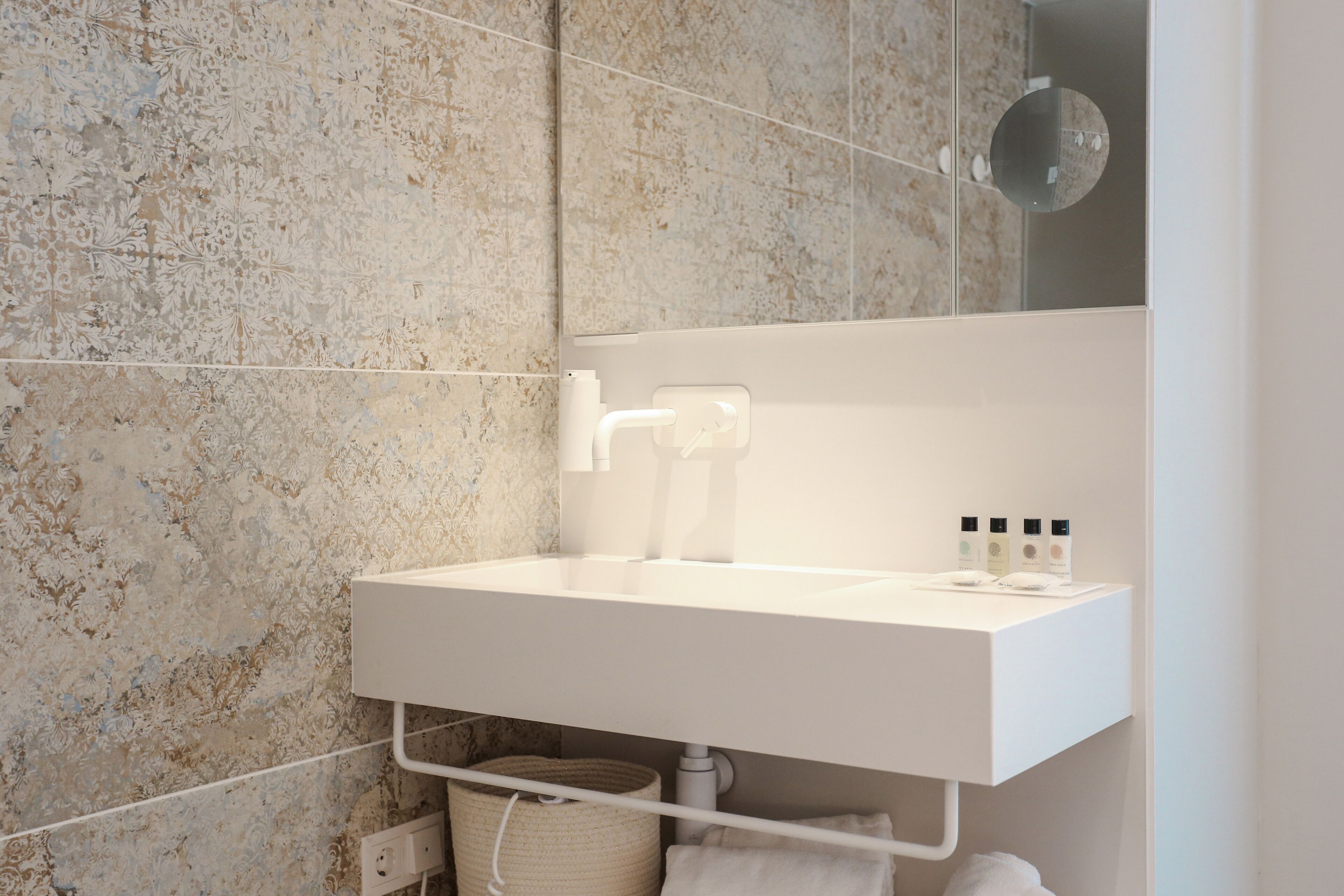 shower, rainfall showerhead, free toiletries, hair dryer