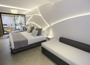 Deluxe Double Room, Hot Tub | 1 bedroom, minibar, in-room safe, individually decorated - KAKTUS Hotel Kaktus Playa (Calella)
