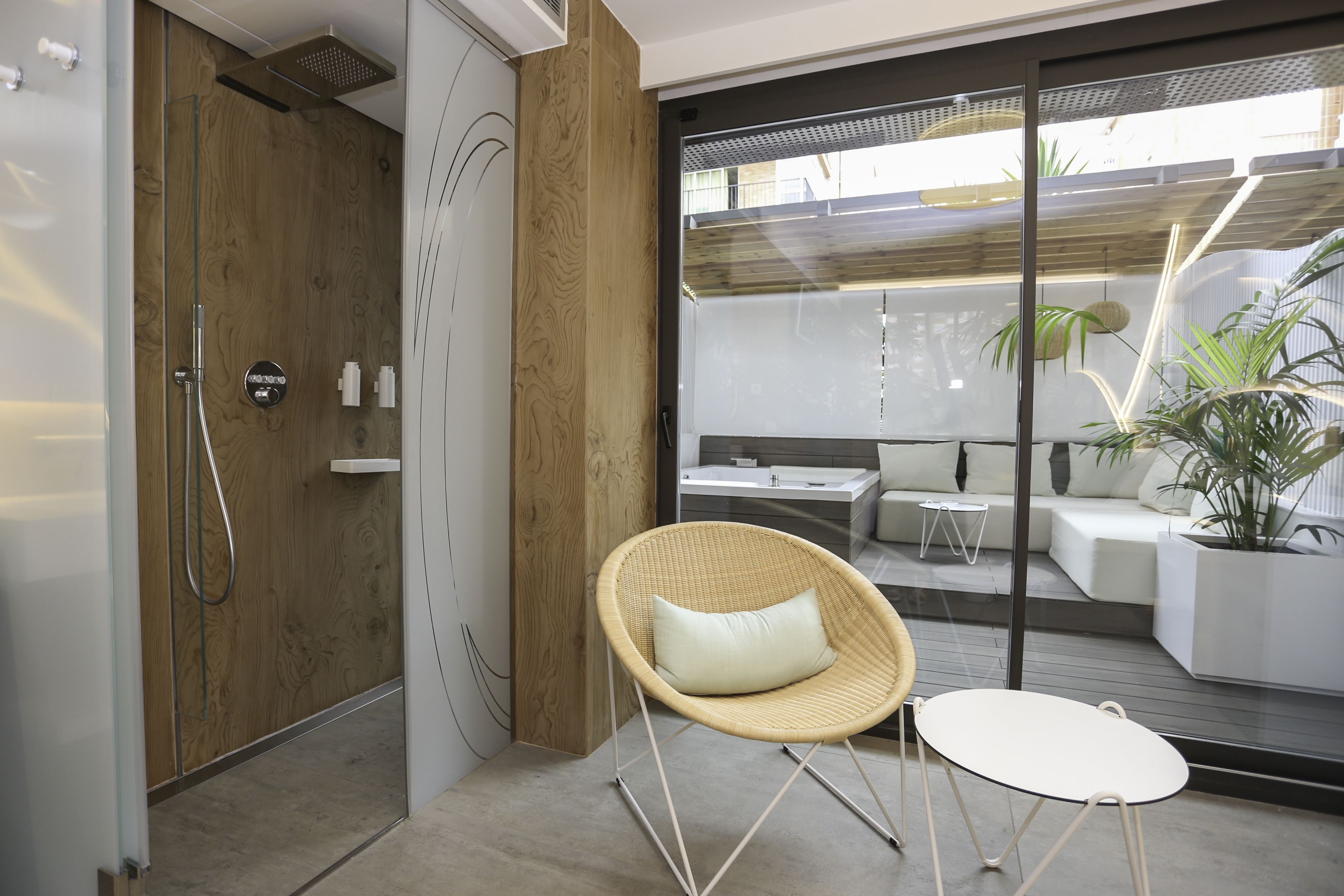 deluxe double room, hot tub | bathroom shower