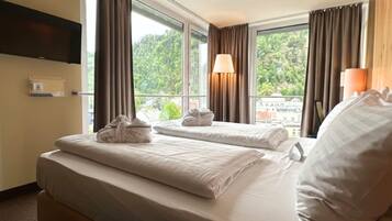 Hypo-allergenic bedding, in-room safe, desk, blackout drapes