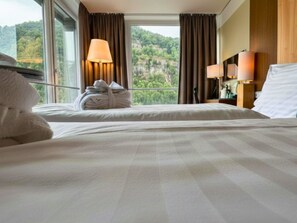 Standard Room, 1 King Bed, Mountain View | Hypo-allergenic bedding, in-room safe, desk, blackout drapes