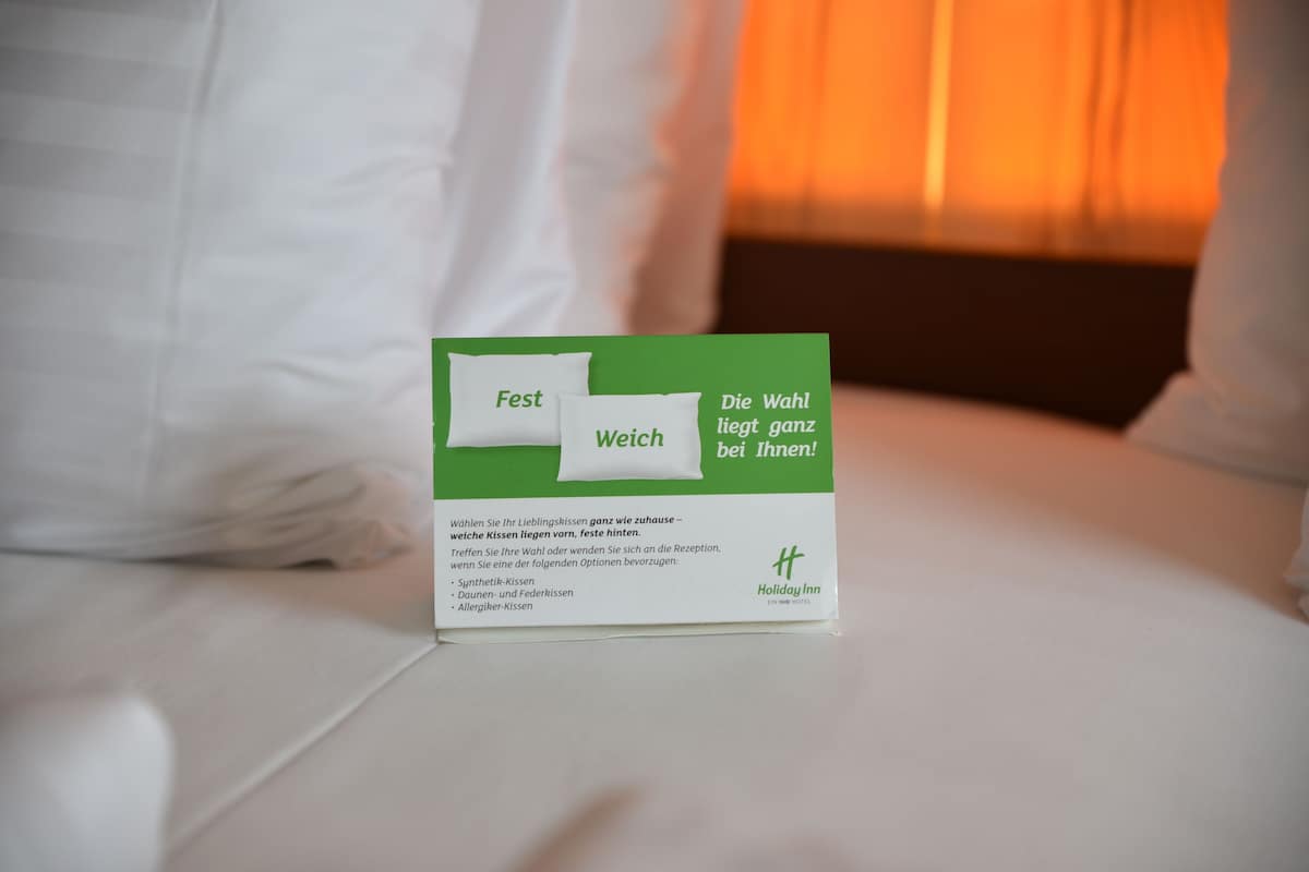 Hypo-allergenic bedding, in-room safe, desk, blackout curtains