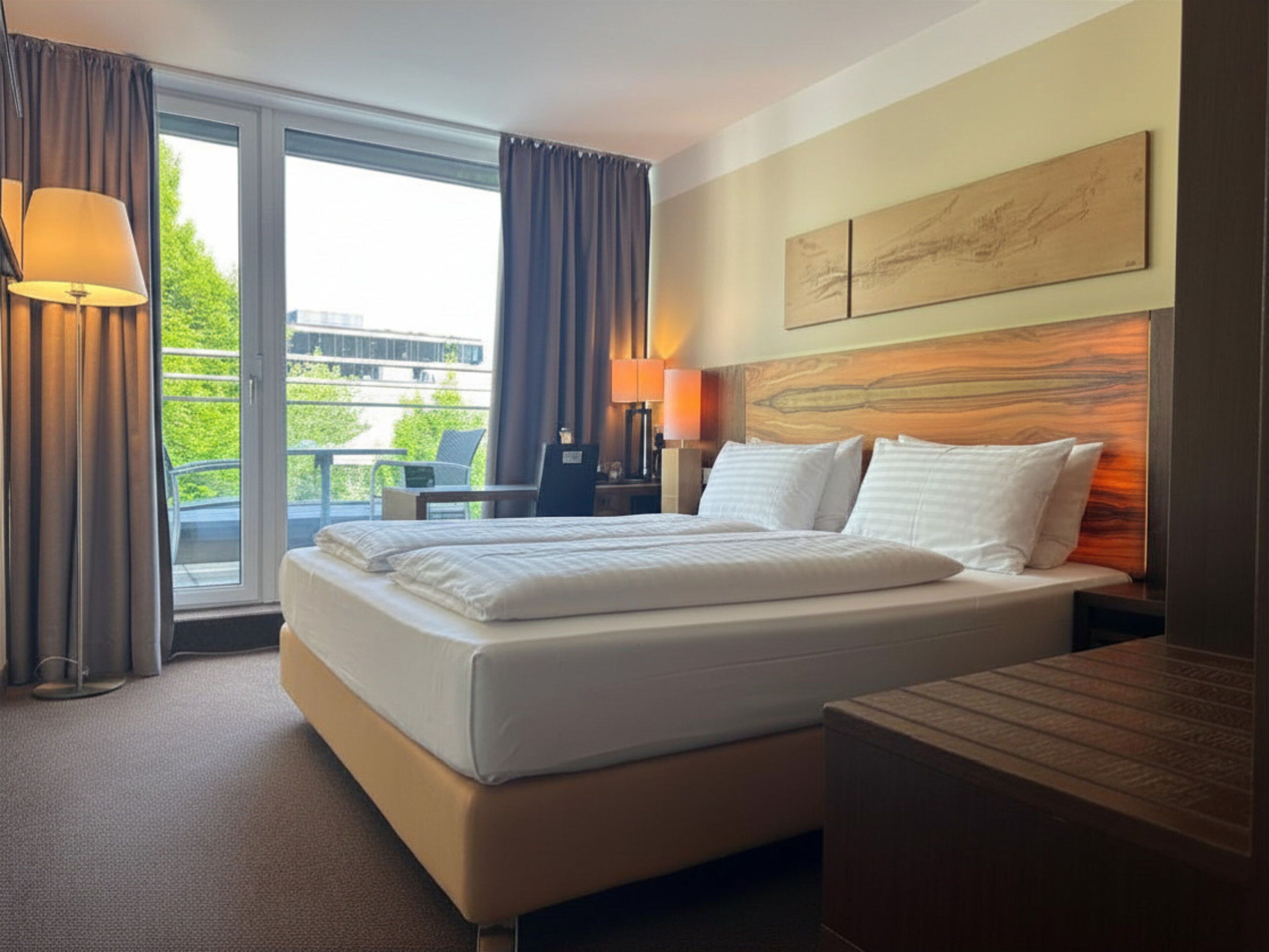Standard Room, 1 King Bed | Hypo-allergenic bedding, in-room safe, desk, blackout drapes