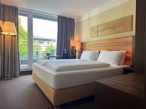 Standard Room, 1 King Bed | Hypo-allergenic bedding, in-room safe, desk, laptop workspace