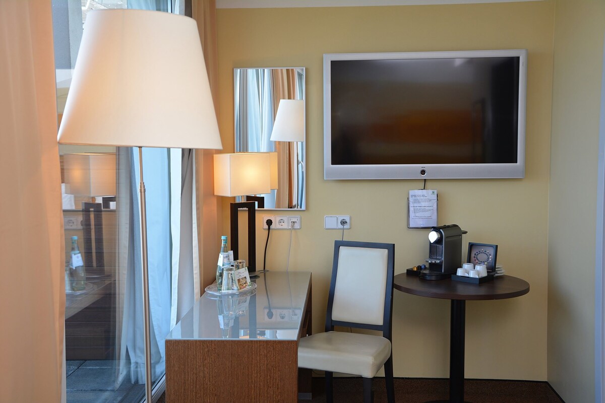 Premium Room, 2 Single Beds | Hypo-allergenic bedding, in-room safe, desk, laptop workspace
