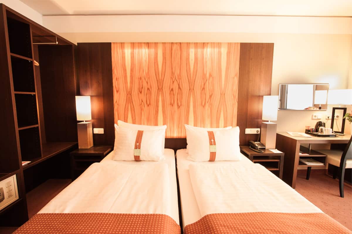 Standard Room | Hypo-allergenic bedding, in-room safe, desk, blackout curtains