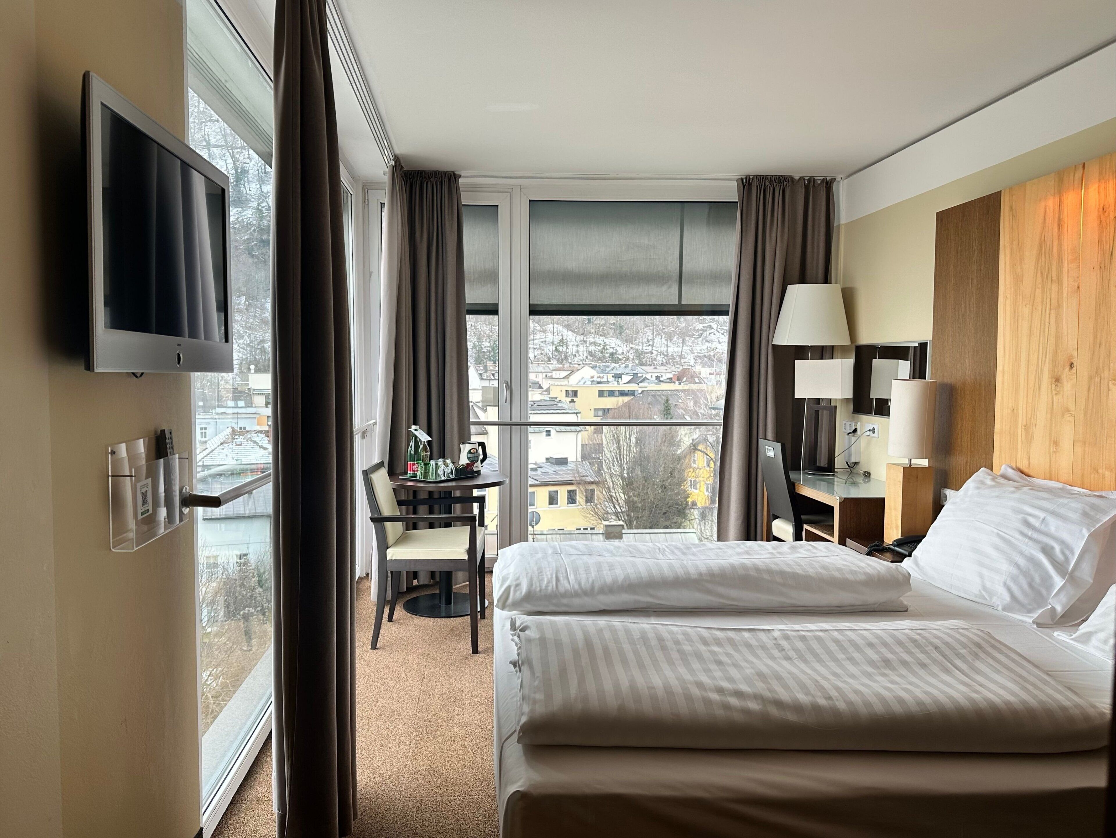 Chambre Standard, 1 très grand lit, vue montagne | Literie hypoallergénique, coffres-forts dans les chambres, bureau