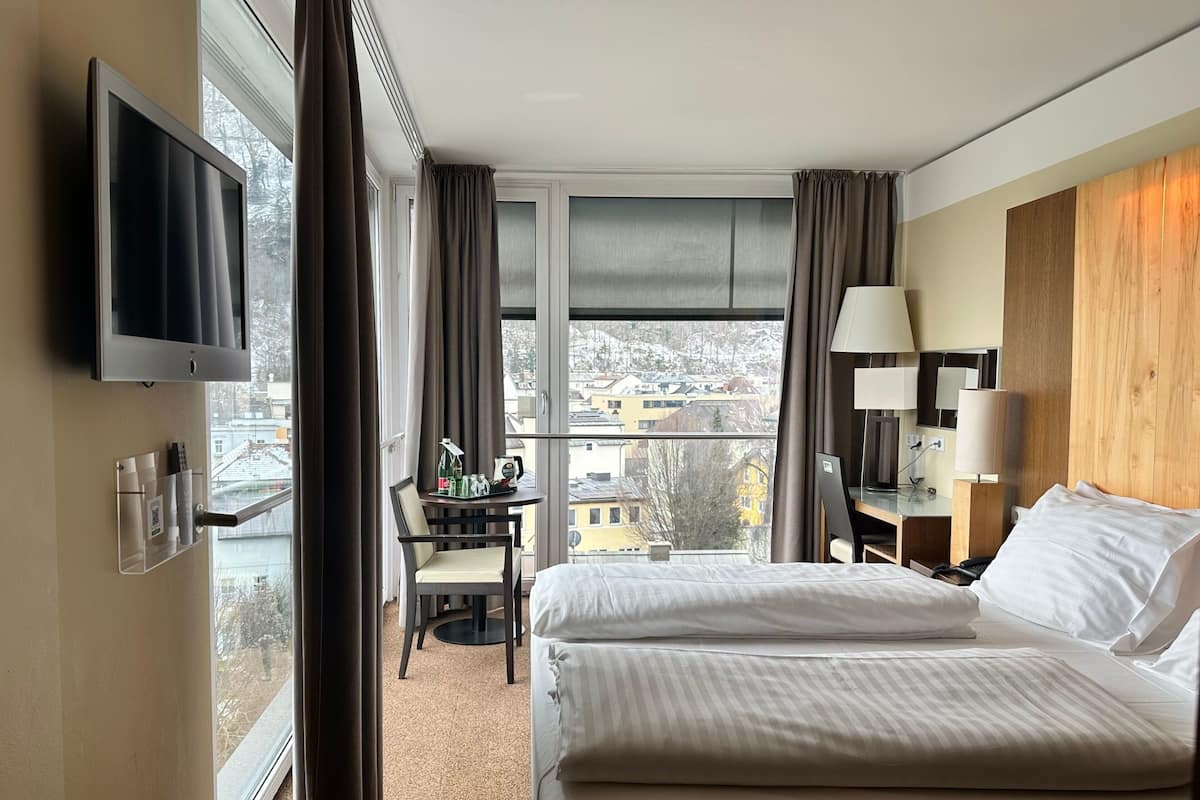 Chambre Standard, 1 trÚs grand lit, vue montagne | Literie hypoallergénique, coffres-forts dans les chambres, bureau