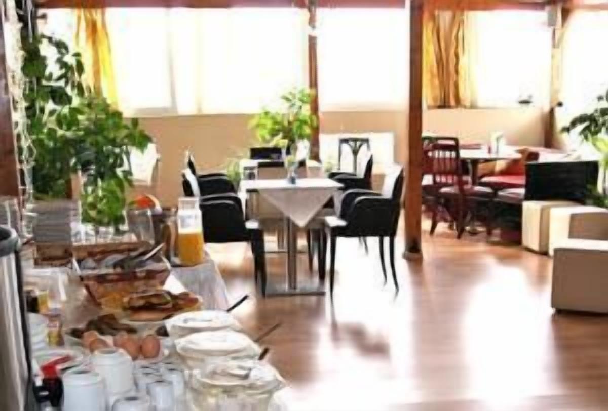 Desayuno completo diario (EUR 8 por persona)