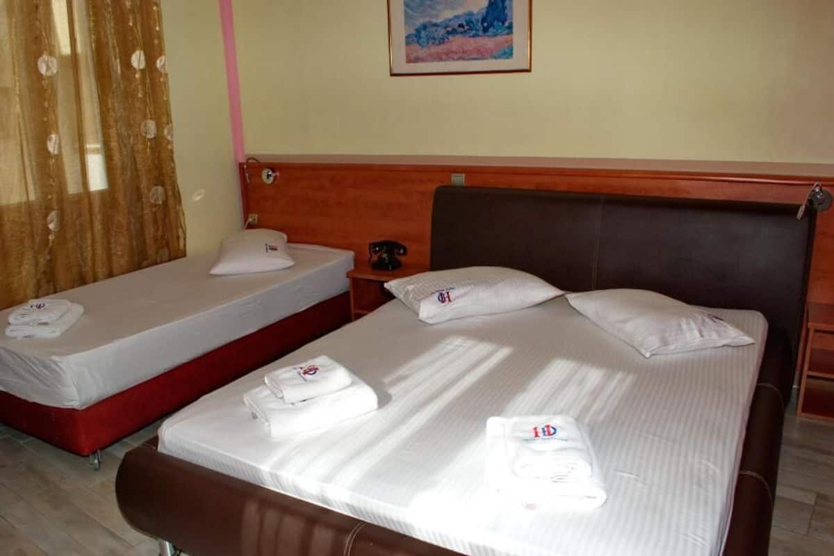 Chambre Triple Classique | Literie de qualité supérieure, matelas Select Comfort, Wi-Fi gratuit
