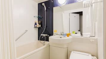 Combined shower/bathtub, free toiletries, hair dryer, slippers