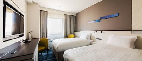 Escritorio, tabla de planchar con plancha, wifi gratis y ropa de cama