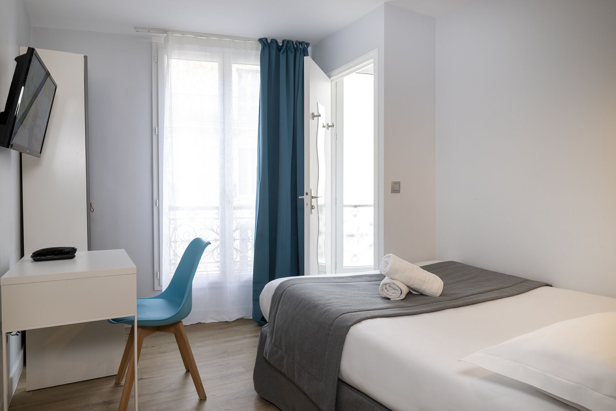 Une chambre à coucher avec un lit, un bureau et une chaise.