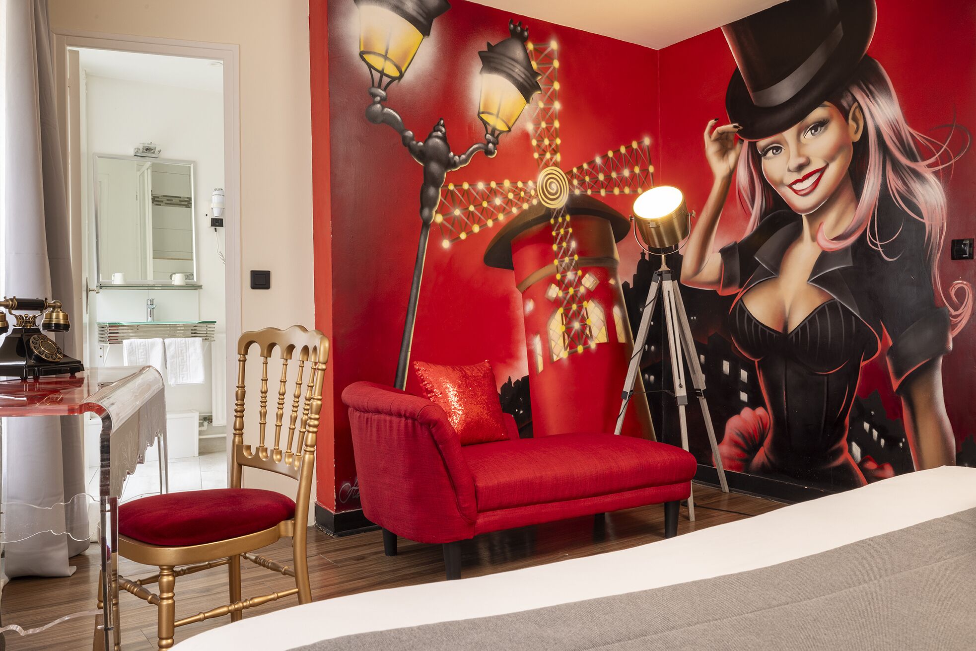 Una habitación con una silla roja, un teléfono antiguo y un mural grande en la pared.