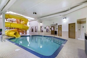 Sisäuima-allas avoinna 5.00–22.00, aurinkotuoleja